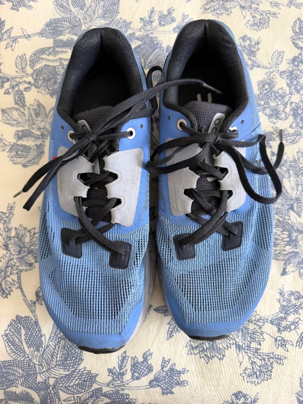 on cloud sneaker - size 9